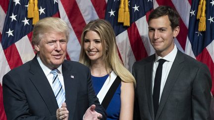 Donald Trump, sa fille Ivanka et son gendre&nbsp;Jared Kushner, le 9 janvier 2017, à New York (Etats-Unis). (DREW ANGERER / GETTY IMAGES NORTH AMERICA / AFP)