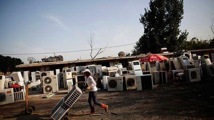 100 millions d'ordinateurs, 40 millions de téléviseurs, 20 millions de climatiseurs, 10 millions de réfrigérateurs, sans compter les millions de téléphones, sont envoyés à la casse chaque année. Ce qui produirait 3000 à 5000 tonnes de déchets par jour. (Kim Kyung-Hoon )