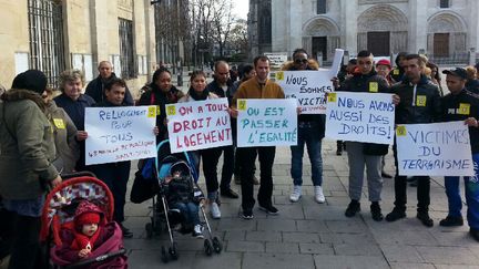 Les anciens habitants du 48, rue de la République manifestent devant la basilique de Saint-Denis (Seine-Saint-Denis). (DAL)