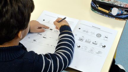 Un élève dans une classe de CP/CE1 dans une école de Montpellier (Hérault) le 28 janvier 2019. (MICHAEL ESDOURRUBAILH / MAXPPP)