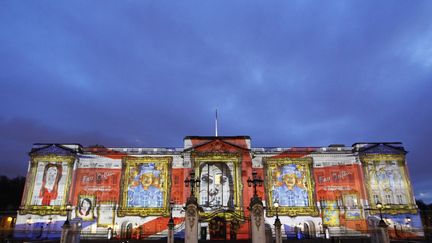 Les autoportraits de 200 000 enfants sont projet&eacute;s sur la fa&ccedil;ade de Buckingham Palace en marge des c&eacute;l&eacute;brations du jubil&eacute; de la reine Elizabeth, Londres (Royaume-Uni), le 19 avril 2012. (ANDREW WINNING / REUTERS)