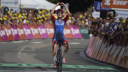 La Française Cedrine Kerboal, victorieuse de la 6e étape du Tour de France femmes, le 16 août à Morteau. (PETER DEJONG / AP)