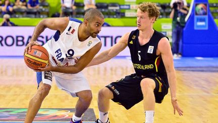 Tony Parker face à l'Allemand Gunther