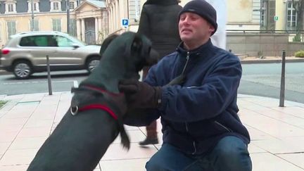 Fabrice Dusset, sans domicile fixe a sauvé un brocanteur d’un incendie à Lyon. Pour le remercier, les habitants du quartier se sont mobilisés.&nbsp;&nbsp;
 (CAPTURE D'ÉCRAN FRANCE 3)