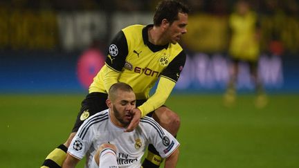 Le joueur de Dortmund Manuel Friedrich à la lutte avec l'attaquant madrilène Karim Benzema