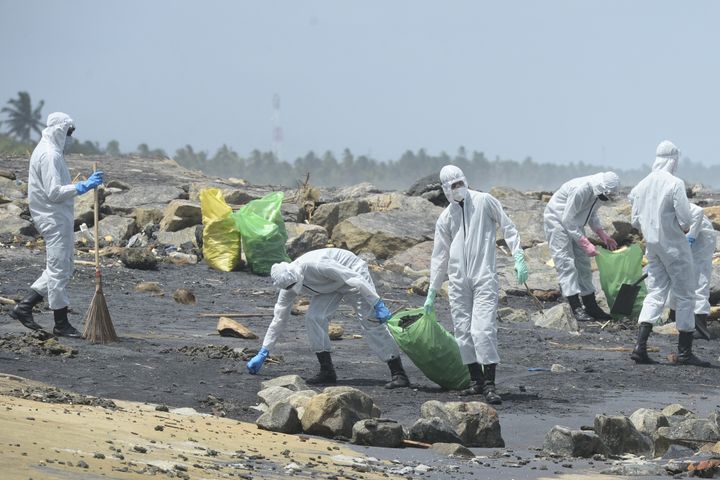 Des militaires sri-lankais nettoient les plages souillées par du plastique, le 30 mai 2021, dans les environs de la capitale Colombo.&nbsp; (LAKRUWAN WANNIARACHCHI / AFP)