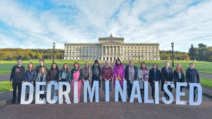 Des personnes participent à une action de l'ONG Amnesty International à Belfast (Irlande du Nord) pour saluer la légalisaton de l'avortement et des mariages de couples de même sexe. (SOCIAL MEDIA / REUTERS)