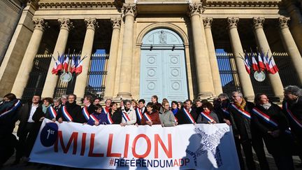 Les parlementaires, à l'initiative&nbsp;du projet de référendum d'initiative partagée (RIP) sur la privatisation d'ADP, le 4 décembre 2019 devant l'Assemblée nationale à Paris. (DOMINIQUE FAGET / AFP)