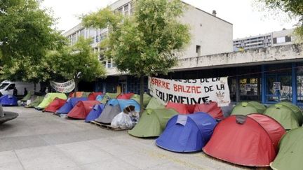 Le campement des squatteurs de la Courneuve, place de la Fraternité, en juillet 2011. (MIGUEL MEDINA / AFP)