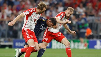 Les joueurs du Bayern et du Real au duel lors du match Bayern Munich-Real Madrid, en demi-finale aller de Ligue des champions, à l'Allianz Arena de Munich, le 30 avril 2024. (MICHAELA STACHE / AFP)