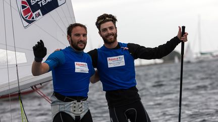 Elliott Willis (à gauche) et son coéquipier Luke Patience, ici 2e lors du test-event dans la baie de Rio en août 2015 (YASUYOSHI CHIBA / AFP)