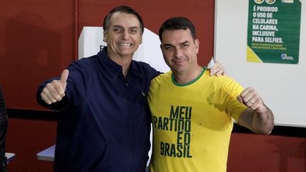 Jair Bolsonaro pose avec son fils Flavio, le 7 octobre 2018, à Rio de Janeiro (Brésil). (RICARDO MORAES / REUTERS)