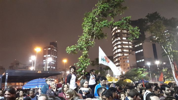 Plusieurs milliers de personnes, à Sao Paulo, au meeting de Fernando Haddad, candidat à la présidentielle, le 24 octobre 2018. (SANDRINE ETOA-ANDEGUE / RADIO FRANCE)