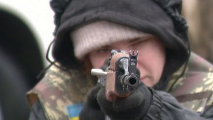 Alors que l’armée ukrainienne s’affaiblit, des femmes civiles pourraient être prochainement envoyées sur le front. Certaines s’entraînent déjà aux combats et au tir près de Kiev. (France 2)