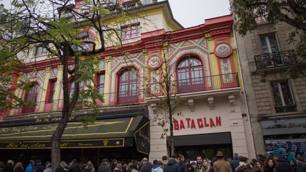 Des personnes sont rassemblées devant le Bataclan, à Paris, le 13 novembre 2016. (IRINA KALASHNIKOVA / SPUTNIK / AFP)