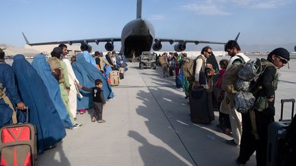 Un avion de&nbsp;l'US Air Force évacue&nbsp;des personnes d'Afghanistan à l'aéroport international Hamid Karzai (HKIA),&nbsp;le 25 août 2021. (DONALD R. ALLEN / US AIR FORCE / AFP)