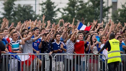 Des milliers de supporters tricolores massés à Lyon (Rhône) pour suivre&nbsp;le quart de finale de la Coupe du monde entre la France et l'Allemagne, le 4 juillet 2014. (NICOLAS LIPONNE / CITIZENSIDE / AFP)