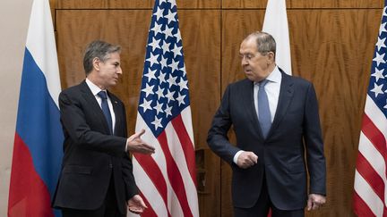 Le chef de la diplomatie américaine (à gauche), Antony Blinken et son homologue russe (à droite), Sergueï Lavrov, à Genève (Suisse), vendredi 21 janvier 2022. (ALEX BRANDON / POOL)