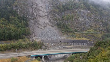 Le dimanche 27 août 2023, un impressionnant éboulement a coupé l'autoroute A43 au niveau de la commune du Freney (Savoie) dans les deux sens. (TOM PHAM VAN SUU / MAXPPP)