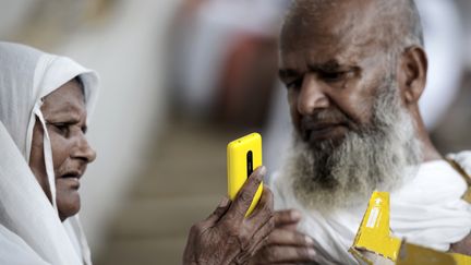 Le p&eacute;l&eacute;rinage &agrave; la Mecque, &eacute;galement l'occasion d'accomplir un pieux selfie. Ici un couple se photographie lors du rituel de la "lapidation de Satan", le 4 octobre 2014. (MOHAMMED AL-SHAIKH / AFP)