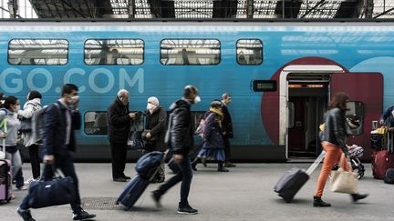 Un train en gare de Lyon, le 17 mars 2020 à Paris. (DENIS MEYER / HANS LUCAS / AFP)