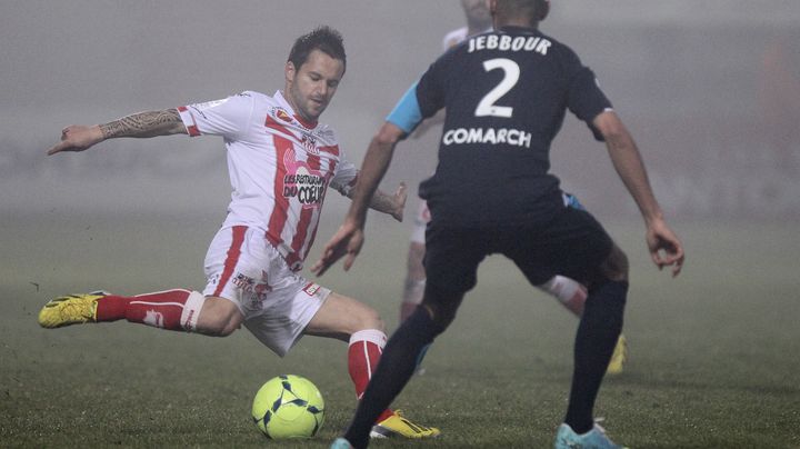 Le brouillard a &eacute;t&eacute; la star du match Ajaccio-Nancy, le 13 avril 2013.&nbsp; (PASCAL POCHARD-CASBIANCA / AFP)