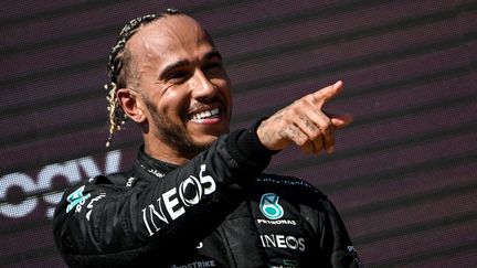 Lewis Hamilton sur le podium du Grand Prix de France, le 2 août 2022, sur le circuit du Castellet.&nbsp; (CHRISTOPHE SIMON / AFP)