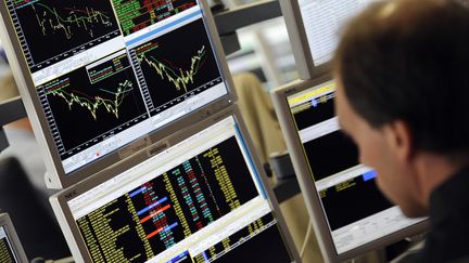 Un trader regarde l'&eacute;volution de cours boursiers, le 16 ao&ucirc;t 2011, &agrave; Paris. (BERTRAND GUAY / AFP)