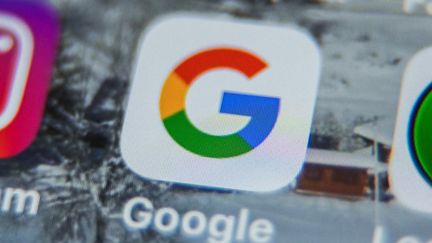 Une photo prise le 28 août 2019 montre l'application du logo Google sur un smartphone.&nbsp; (DENIS CHARLET / AFP)