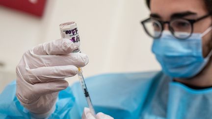 Un infirmier prépare une dose du vaccin AstraZeneca au centre de vaccination de l'université de Turin, le 31 mars 2021. (MAURO UJETTO / NURPHOTO / AFP)