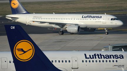 Des avions de la compagnie a&eacute;rienne Lufthansa, &agrave; D&uuml;sseldorf (Allemagne), le 13 mars 2014. (PATRIK STOLLARZ / AFP)