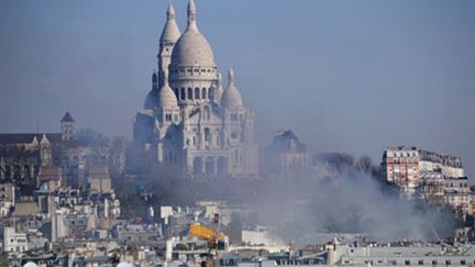 De la fumée s'élève de l'Elysée Montmartre qui a pris feu ce matin, mardi 22 mars. (AFP/Eric Feferberg)