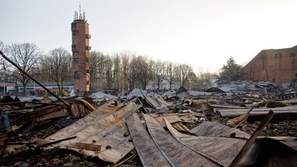 Les décombres du centre sportif Sportica à Gravelines, après l'incendie, le 26 décembre 2023. (MAXPPP)