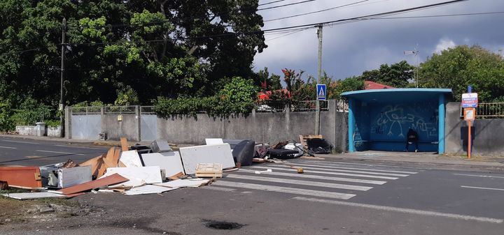 Les manifestants anti-obligation vaccinale barrent les routes de bric et de broc en Guadeloupe, le 18 novembre 2021. (LAURENT MACCHIETTI / RADIO FRANCE)