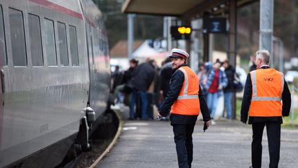 Illustration d'une gare dans le Jura, le 12 mars 2018. (JEAN-PIERRE AMET / MAXPPP)