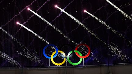 Les anneaux olympiques au dessus du stade Maracana à Rio, le 5 aout 2016. (MARTIN BERNETTI / AFP)