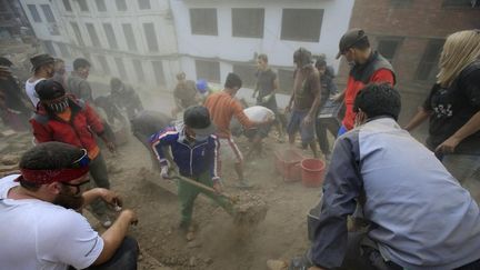 Les recherches se poursuivent &agrave; Katmandou (N&eacute;pal), mardi 28 avril 2015, pour retrouver des victimes du s&eacute;isme. ( ANADOLU AGENCY / AFP)