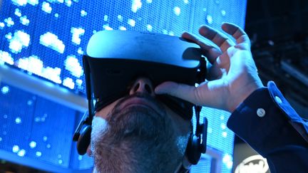 Un homme essayant un casque Genius VR au CES de Las Vegas le 10 janvier 2019. (ROBYN BECK / AFP)