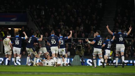 Les Ecossais célèbrent l'essai victorieux en toute fin de match de l'ailier Duhan van der Merwe, lors du match du Tournoi des six nations à Twickenham entre l'Angleterre et l'Ecosse, le 4 février 2023. (ALASTAIR GRANT / AP)