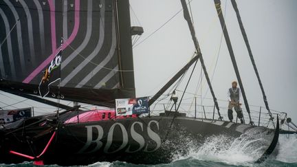 Le skipper Alex Thomson, au départ de la course. (JEAN-FRANCOIS MONIER / AFP)