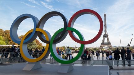 Les anneaux olympiques devant la Tour Eiffel, en septembre 2017. (RICCARDO MILANI / HANS LUCAS / AFP)