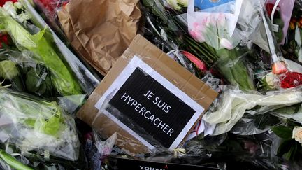 Des fleurs d&eacute;pos&eacute;es en hommage devant l'&eacute;picerie casher de la porte de Vincennes &agrave; Paris, le 12 janvier 2015. (MEHMET KAMAN / ANADOLU AGENCY / AFP)