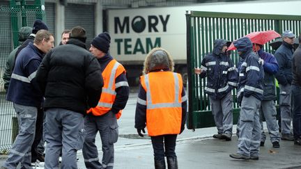 Des salari&eacute;s de Mory Ducros bloquent l'acc&egrave;s au site de Lesquin (Nord), le 15 janvier 2014. (PHILIPPE HUGUEN / AFP)