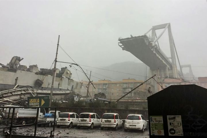 Le viaduc Morandi à Gênes, en Italie, après son effondrement, le 14 août 2018. (POLICE ITALIENNE / AFP)