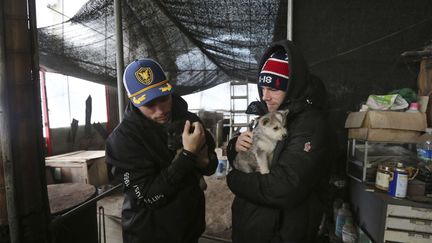 Le skieur Gus Kenworthy et son compagnon, en Corée du Sud, le 23 février 2018.
 (AHN YOUNG-JOON / AP / SIPA)