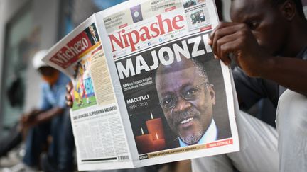 "Majonzi", "en deuil", titrait la presse tanzanienne, annonçant la mort du président John Pombe Magufuli, à Dar Es Salaam, le 18 mars 2021. (- / AFP)