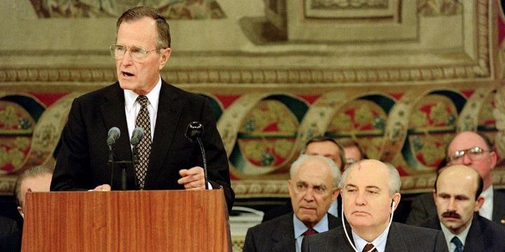 George Bush (père) et Mikhael Gorbatchev à Madrid en 1991 pour la conférence sur le Proche-Orient. (PATRICK BAZ / AFP)