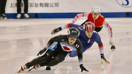 Le patineur de vitesse japonais Kei Saito, ici au premier rang, lors de la coupe du monde de short track à Shanghai (Chine), le 9 décembre 2016. (WENG LEI / AFP)