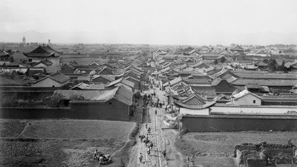 Rebaptisée Kunming en 1913, la ville fut fondée sous les Hans (206 av. J.-C.-220 ap.  J.-C.). Les murs d'enceinte furent construits sous la dynastie Ming (1368-1644). La ville comptait 50.000 habitants intramuros à l'époque d'Auguste François. Sa population actuelle dépasse six millions et demi d'habitants.
 
 (Auguste François )