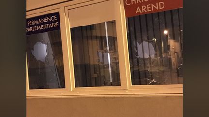 Photo postée sur le compte Twitter de Christophe Arend le 22 septembre 2022 présentant la vitrine de sa permanence. (CAPTURE D'ÉCRAN)